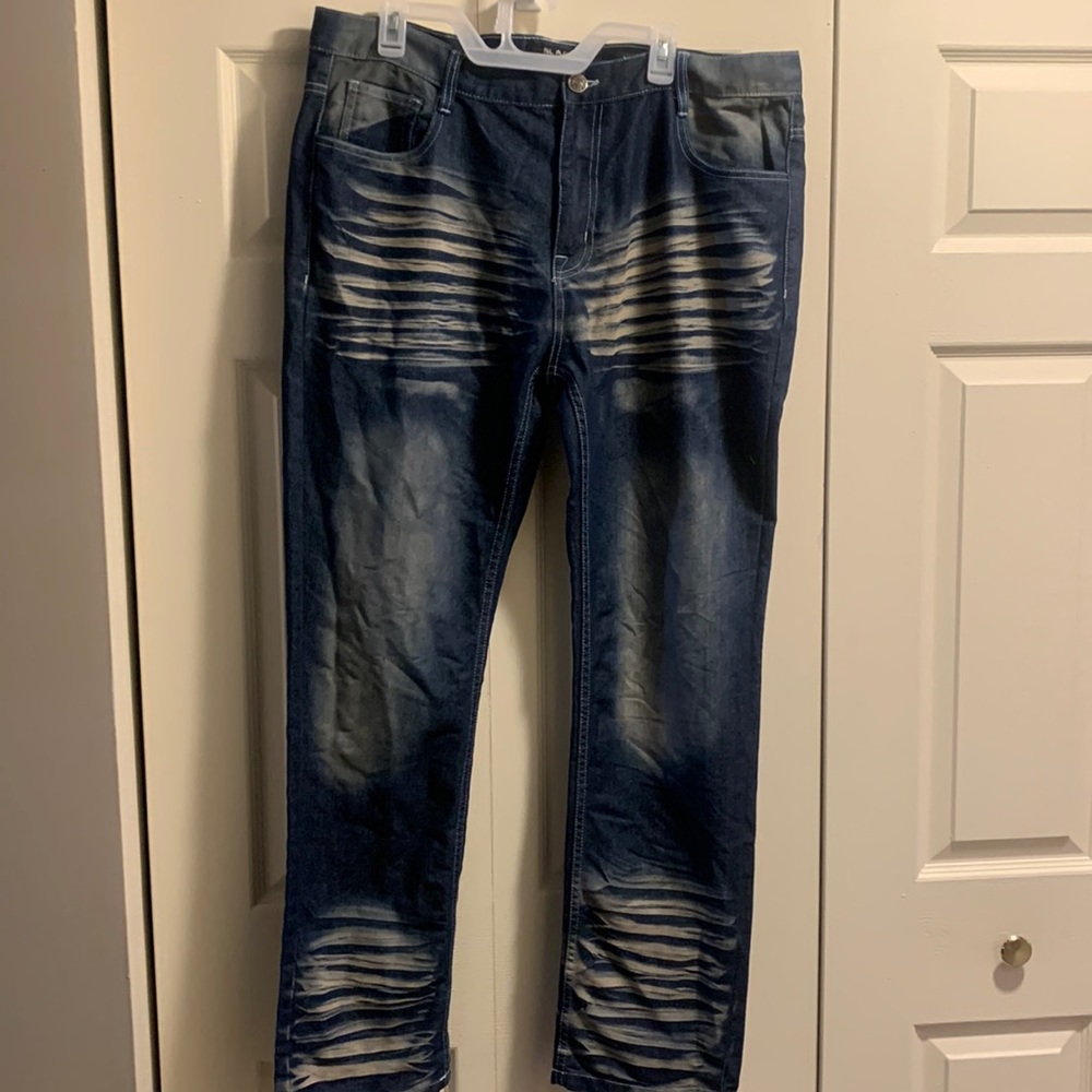 GENTLY USED Black Lacquer Mens Distressed Jeans. Stylish and comfy 40x32